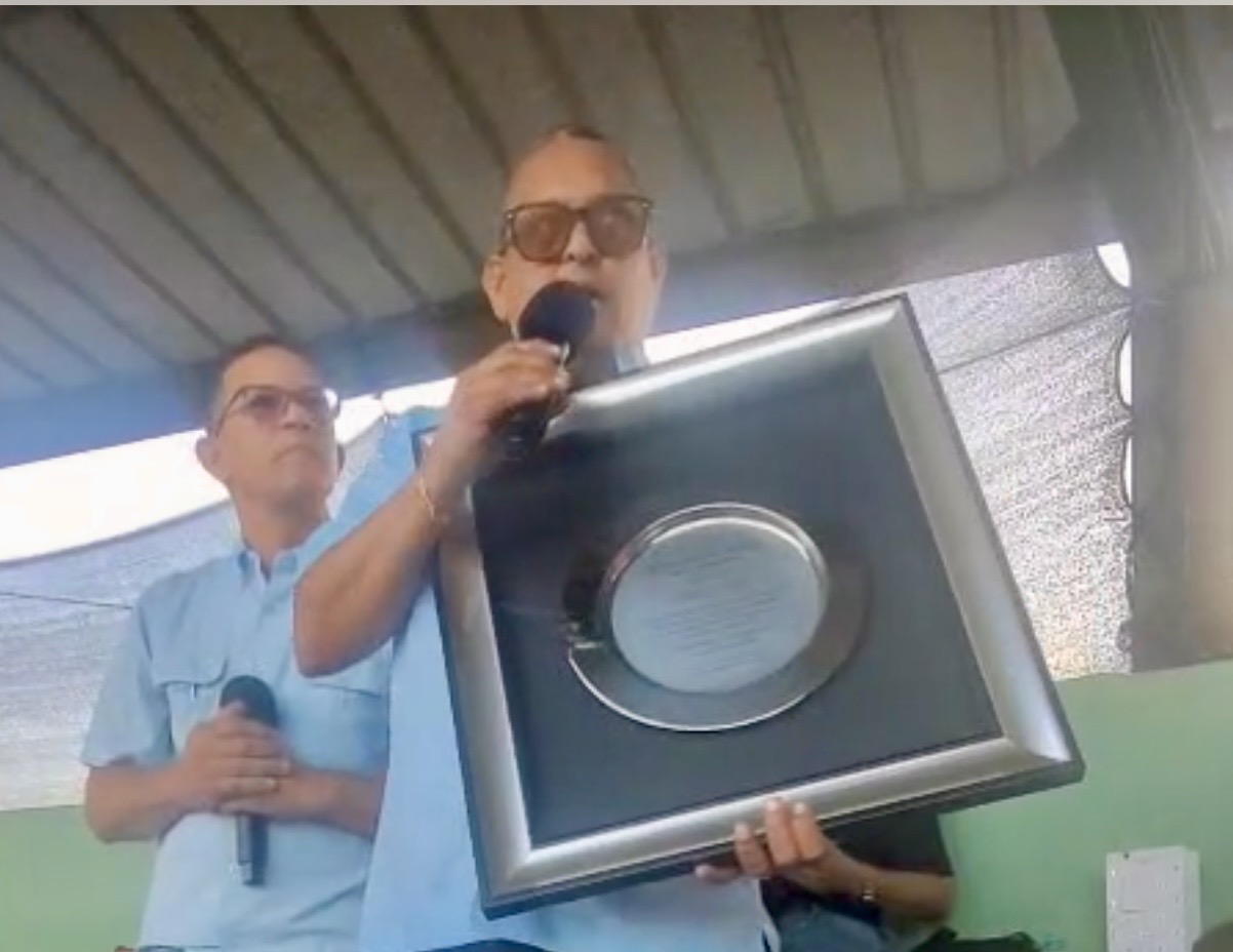 El empresario Roberto Rojas, agradece el gesto de los organizadores, especial de Francis Paulino (Francis Confecciones), por dedicar a su persona el XV Clásico de Sóftbol.