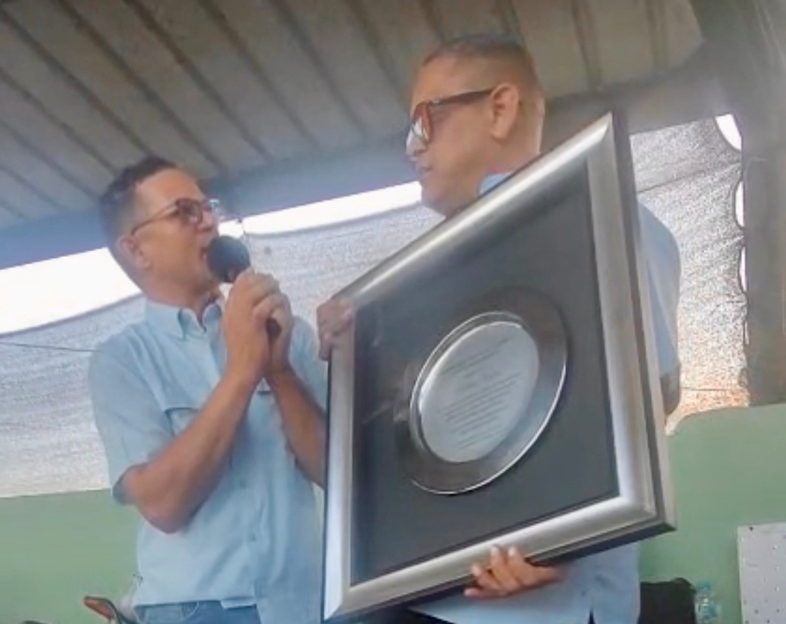 Francis Paulino, presidente de Francis Confecciones, y organizador del gran evento, destaca la labor en la comunidad de Roberto Rojas, al momento de entregar un especial reconocimiento.