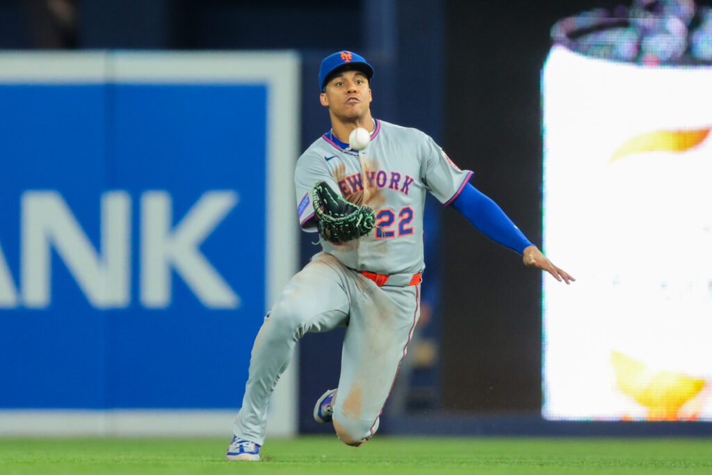 26 de septiembre de 2025; Miami, Florida, EE. UU.; El jardinero derecho de los Mets de Nueva York, Juan Soto (22), atrapa un elevado para retirar al primera base de los Marlins de Miami, Troy Johnston (no aparece en la foto), durante la octava entrada en el LoanDepot Park. / Crédito: Sam Navarro-Imagn Images.