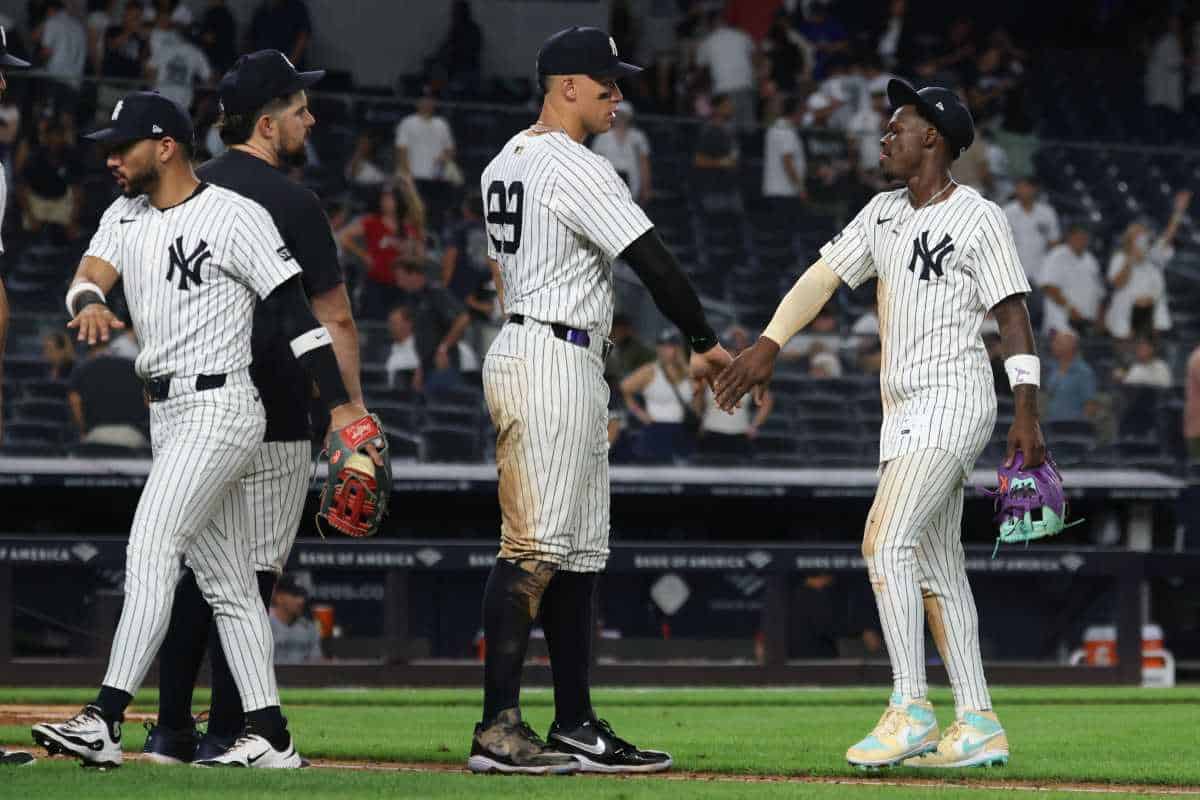 Las proyecciones para los Yankees en 2026 suelen contemplar varios factores. En primer lugar, la consolidación de jugadores jóvenes, sumado al rendimiento de veteranos como Aaron Judge, crea una mezcla interesante. También se espera que la directiva siga realizando fichajes estratégicos para reforzar áreas clave, como el pitcheo o la defensiva. A nivel colectivo, se anticipa que los Yankees busquen mantenerse competitivos en la División Este de la Liga Americana y aspiren a llegar lejos en los playoffs. Por supuesto, además la clave estará en la salud del plantel y en la capacidad de adaptación a las nuevas reglas y tendencias del béisbol. ¡Será interesante ver cómo se desarrolla todo! En esta temporada muerta, los Yankees han concretado algunos movimientos como la recontratación de Cody Bellinger, Amed Rosario, la incorporación de Paul Blackburn y la aceptación de la opción calificativa por parte de Trent Grisham. Además, adquirieron a Angel Chivilli y Ryan Weathers en cambios. Para la próxima temporada, aún se espera que los Yankees refuercen su rotación con un abridor estelar y que también consideren un bateador diestro de impacto. En general, la idea es consolidar al equipo sin grandes reconstrucciones, manteniendo un enfoque estratégico. Sí, en general los Yankees siguen siendo uno de los equipos más competitivos en la División Este de la Liga Americana. Aunque la competencia es fuerte, con equipos como los Medias Rojas, Rays, los Blue Jays y los Orioles, la combinación de talento joven y veteranos, junto con una buena dirección, les permite mantenerse en la contienda. Sí, en general Brian Cashman ha tenido un historial bastante sólido como gerente general de los Yankees. Ha sabido construir equipos competitivos, gestionar contratos y realizar movimientos estratégicos que han mantenido a los Yankees como un contendiente constante. Si bien ha habido momentos de críticas, sobre todo en cuanto a decisiones puntuales, en términos generales ha logrado mantener al equipo en la cima de la competitividad. Sin duda, su trabajo ha sido clave para el éxito sostenido de los Yankees. Exactamente, desde la Serie Mundial de 2009, los Yankees no han vuelto a conquistar el título, lo que ha generado cierta presión y expectativas en torno a la franquicia. A lo largo de los años, han estado muy cerca en varias ocasiones, pero no han podido concretar el campeonato. Esto ha llevado a la organización a ajustar su estrategia y seguir evolucionando para volver a la cima en el futuro. Sin duda, es un reto constante. Brian Cashman ha estado al frente de los Yankees desde 1998, y durante su gestión el equipo ha ganado cuatro Series Mundiales: en 1998, 1999, 2000 y 2009. Estas victorias son un testimonio de su capacidad para construir equipos ganadores a lo largo de los años. En los últimos años, los Yankees han adoptado una estrategia un poco más enfocada en el desarrollo interno y en la consolidación de talento joven, en lugar de depender exclusivamente de fichajes de superestrellas. Esto ha hecho que, en comparación con décadas anteriores, donde se buscaba constantemente firmar grandes nombres, la apuesta actual se centra más en la profundidad del roster y en la sostenibilidad a largo plazo. No obstante, los Yankees siguen siendo competitivos y, poco a poco, han ido integrando piezas clave que complementan a su núcleo joven.