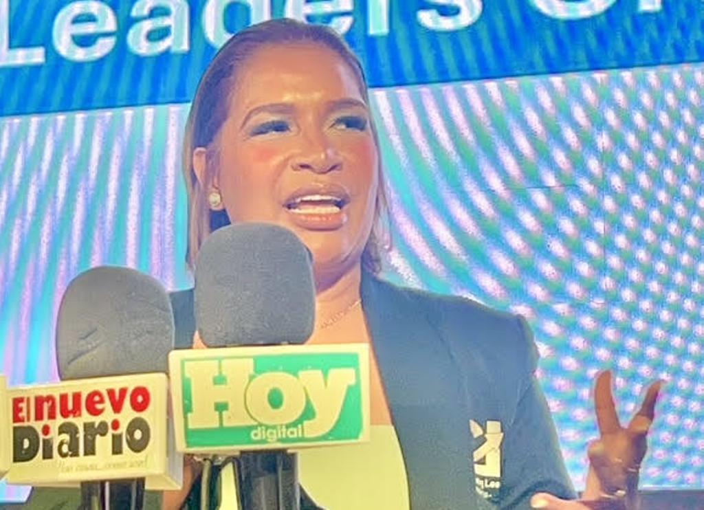 Con palabras de gratitud y reconocimiento, Wendy Montás, presidenta de Leaders Creating Leaders Association, encabezó el mensaje central de la rueda de prensa, destacando la trayectoria y el impacto de las mujeres que serán homenajeadas.