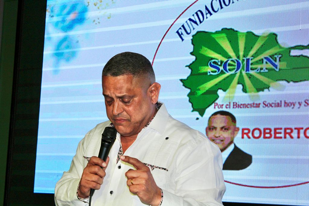 Al rememorar su llegada a Nueva York hace treinta años, Roberto Rojas se emocionó hasta las lágrimas, recordando su firme propósito de superarse y utilizar su éxito para apoyar y compartir con los demás.