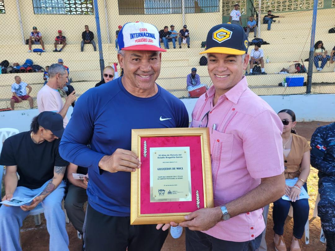 Alberto Castillo, reconoce a Robin Lantigua, presidente de los Granjeros de Moca, 11 veces campeones de la Liga de Verano.