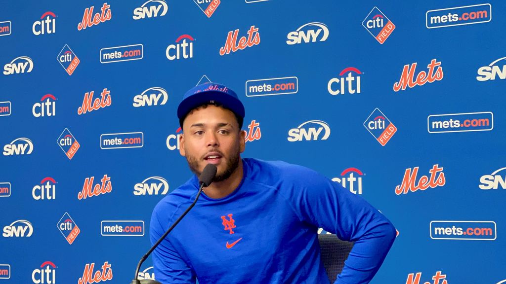 Freddy Peralta con la Prensa de NY