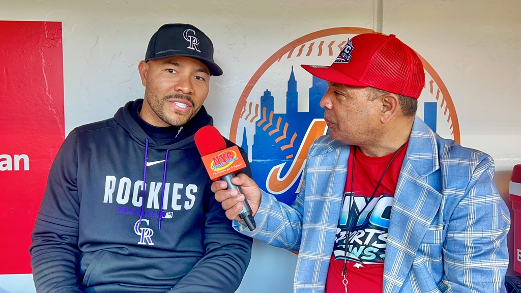 Agustín Zapata conversa con José Quintana en Citi Field