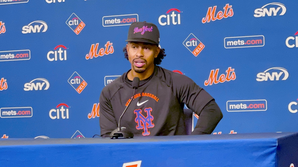 Francisco Lindor conversa con los medios de prensa