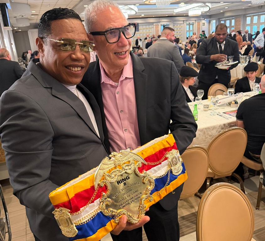 Tony Tineo abraza emocionado a Julio César Green durante la ceremonia en Nueva York, celebrando juntos la exaltación al Salón de la Fama del boxeo estatal.