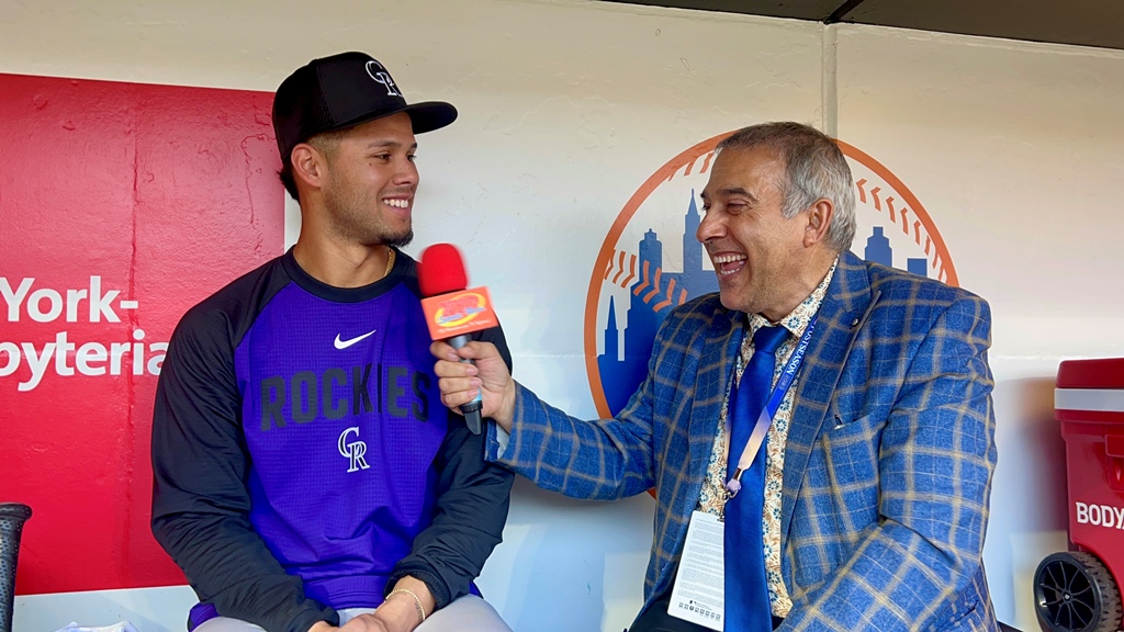 Neftalí Medina conversa con Ezequiel Tovar en Citi Field