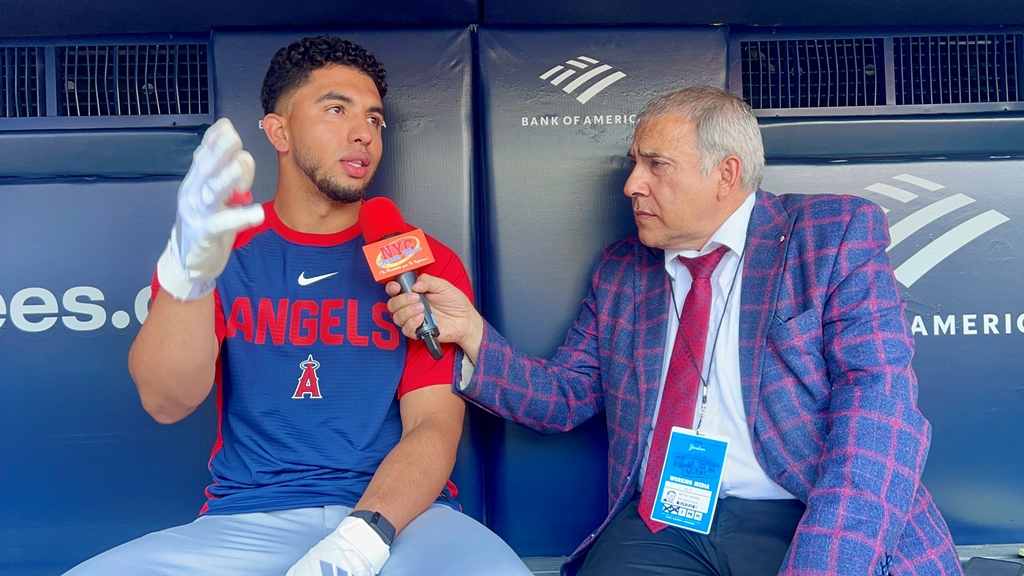Neftalí Medina conversa con Oswaldo Peraza durante una entrevista en el estadio de los Yankees, donde el venezolano compartió detalles sobre su nueva etapa con los Angels.