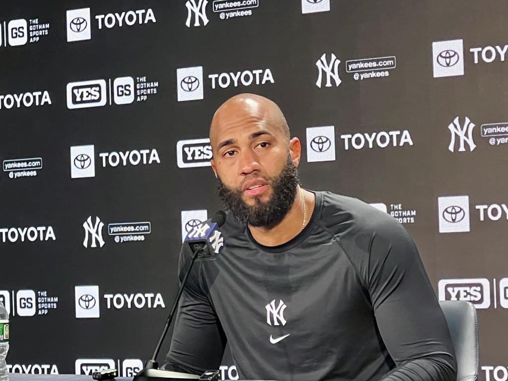 Amed Rosario responde preguntas de los periodistas latinos durante la rueda de prensa celebrada este miércoles en el Yankee Stadium.