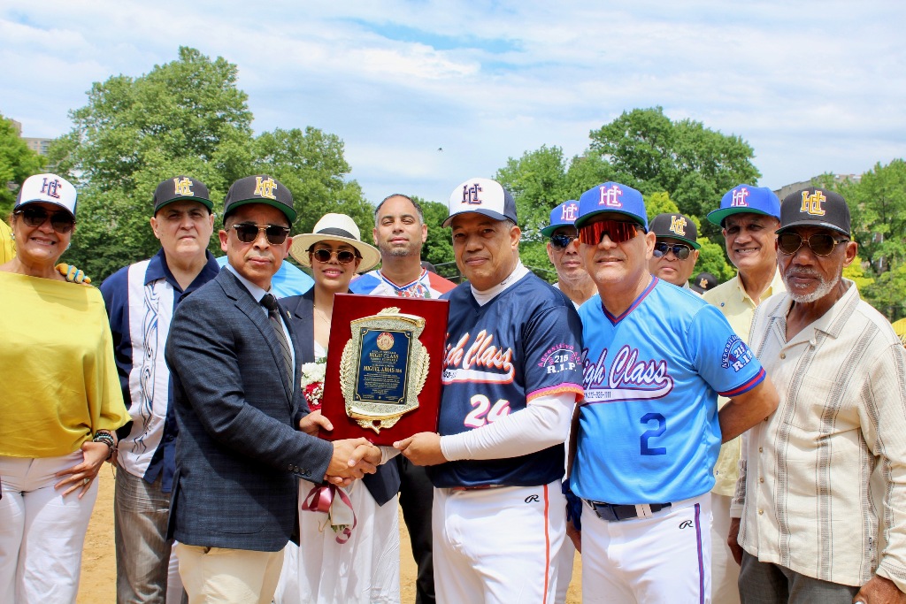 Antonio “Tuly” Cabrera y Merkis Rosario entregan un merecido reconocimiento a Miguel Arias, distinguido con la dedicatoria especial del Torneo 2026 en honor a su valiosa trayectoria y aportes a la liga.
