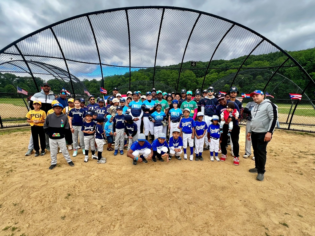 Parte de los niños y jóvenes peloteros que participarán en la temporada Primavera-Verano 2026 de la Van Cortlandt Baseball League.