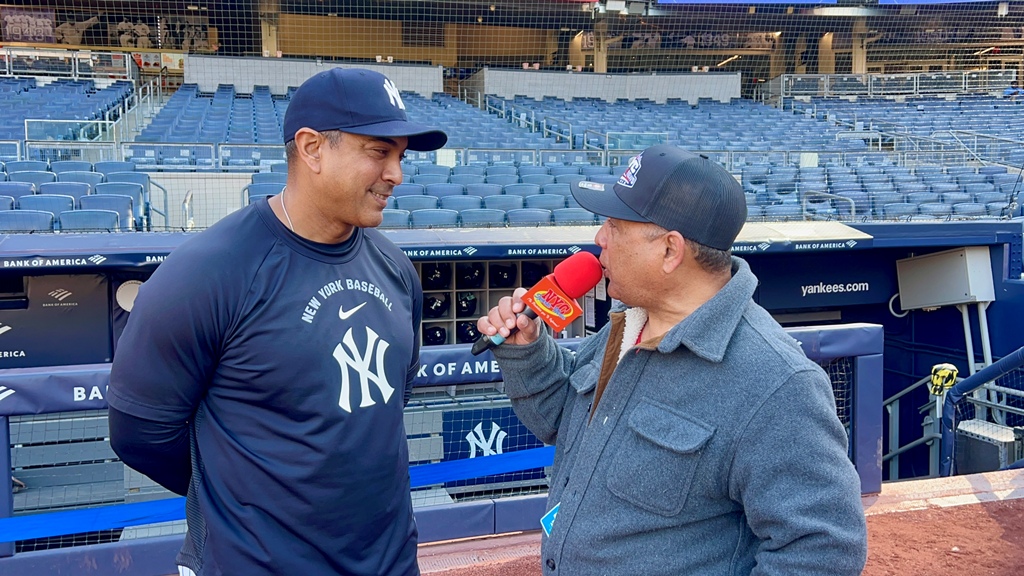 Luis Rojas en amena conversación con el periodista Agustín Zapata, durante un encuentro en el que abordó su presente con los Yankees y su visión sobre el futuro como dirigente en Grandes Ligas.