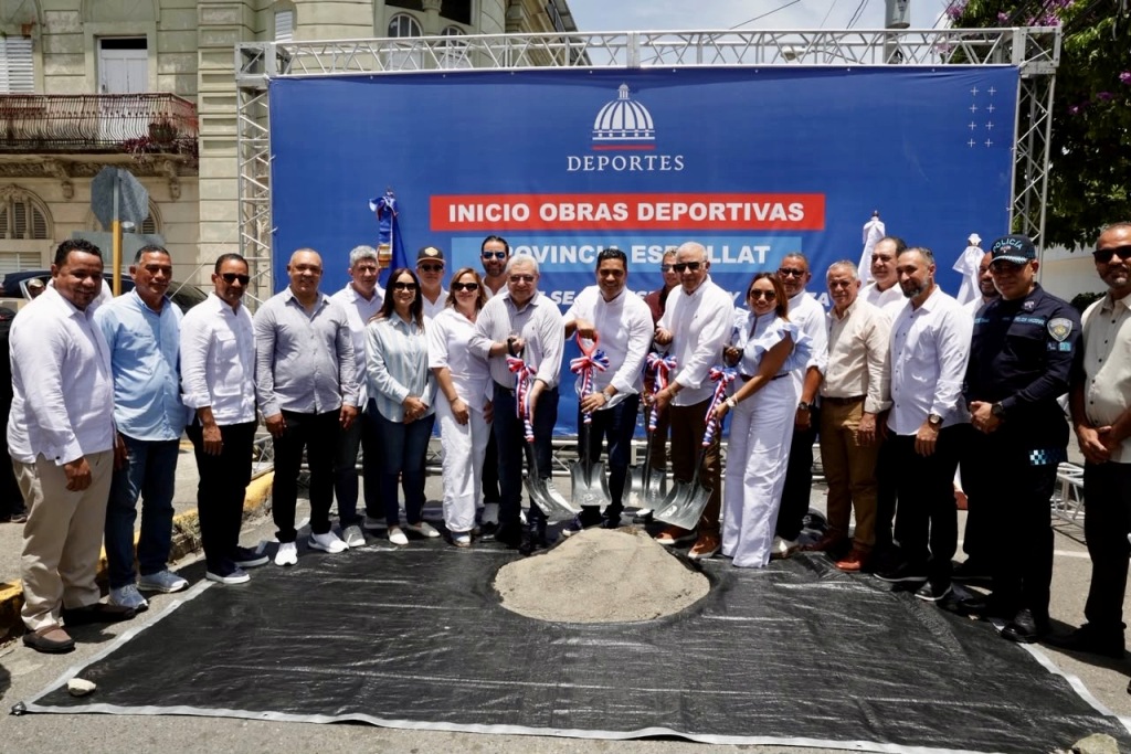Con el simbólico primer palazo, el ministro de Deportes, Kelvin Cruz; el ministro Administrativo de la Presidencia, Andrés Bautista; el alcalde de Moca, Guarocuya Cabral; y la gobernadora Patricia Muñoz dejaron oficialmente iniciadas las obras deportivas que impactarán a la provincia Espaillat con una inversión superior a los 400 millones de pesos.