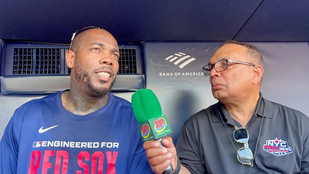 Agustín Zapata conversa con el cerrador cubano Aroldis Chapman durante una entrevista en el Yankee Stadium, donde el veterano relevista habló sobre su gran inicio de temporada 2026 y su permanencia en las Grandes Ligas.