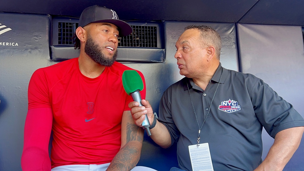 Agustín Zapata conversa con el relevista colombiano Tyron Guerrero durante su visita al Yankee Stadium. A los 35 años, el lanzador vive un nuevo capítulo en las Grandes Ligas con los Medias Rojas de Boston.
