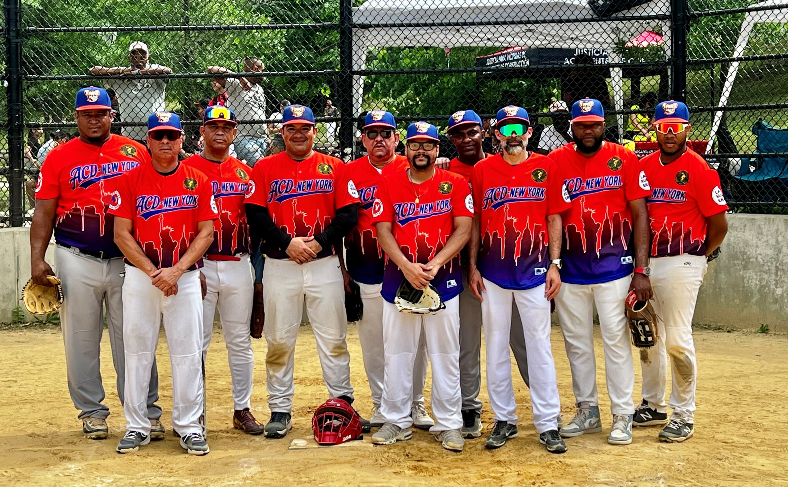 Jugadores de la ACDNY posan previo al partido inaugural de la temporada 2026, que abrió con una victoria 6-2 sobre la selección de los Padres de la IBL Bronx.