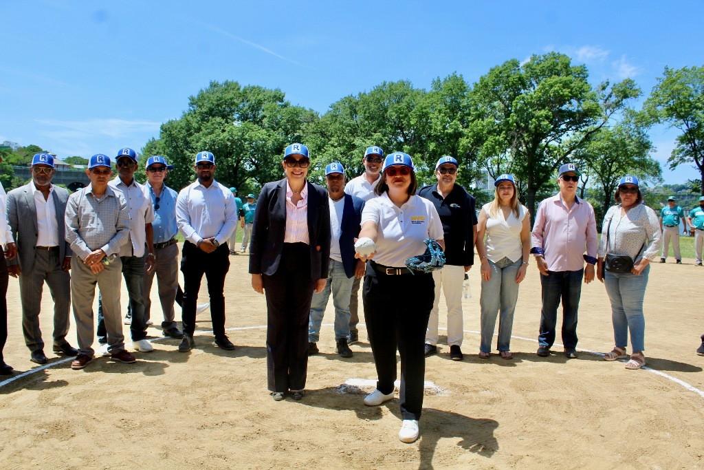 La comisionada de Taxis y Limusinas de la Ciudad de Nueva York, Midori Valdivia, realizó el lanzamiento de la primera bola para dejar oficialmente inaugurado el Torneo Primavera-Verano 2026 de la Liga de Softbol de Riverside Transportation Group, en su edición número 35.