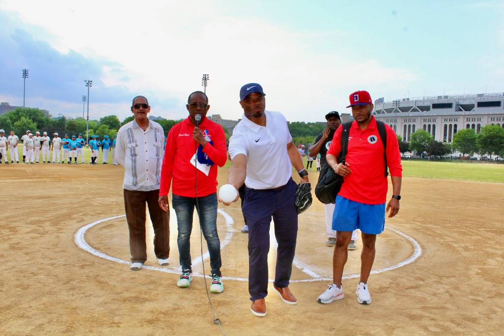 El exjugador de Grandes Ligas Rajai Davis realizó el lanzamiento de honor de la primera bola, dejando oficialmente inaugurado el Segundo Torneo de Softbol para Taxistas Neoyorquinos.