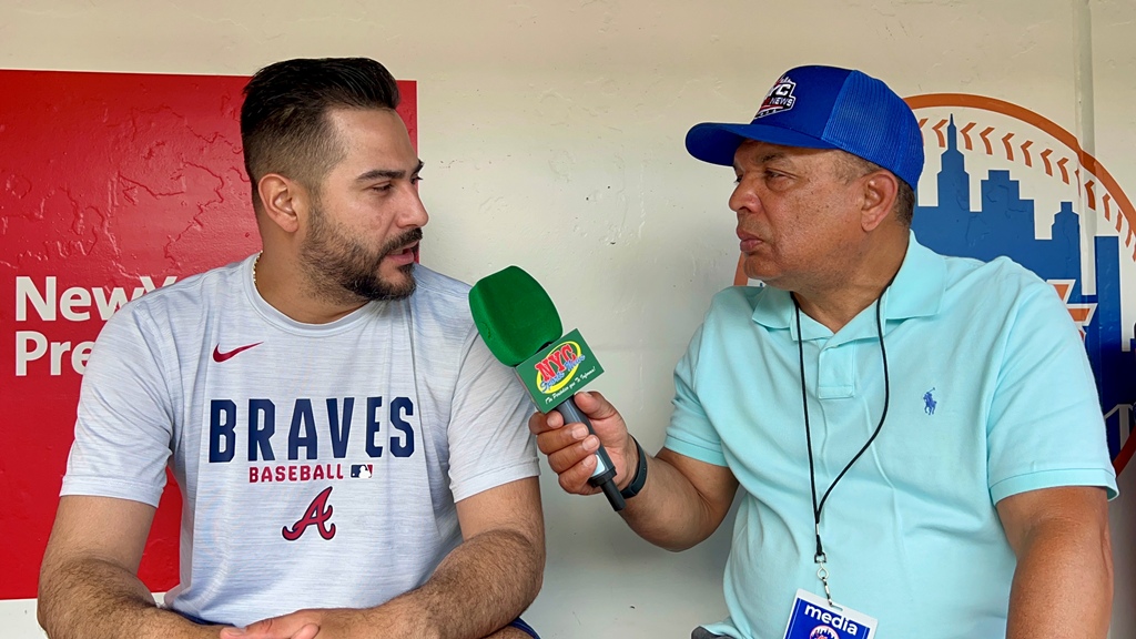 Martín Pérez junto al periodista Agustín Zapata, de NYC SPORTS NEWS, durante un encuentro en la ciudad de Nueva York, donde el lanzador venezolano conversó sobre su experiencia en su temporada número 15 en las Grandes Ligas y su gran momento con los Bravos de Atlanta.