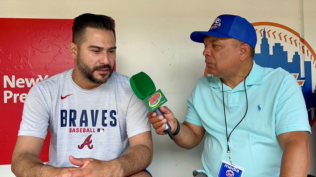 Agustín Zapata, editor de NYC Sports News, conversa con el lanzador venezolano Martín Pérez durante una entrevista exclusiva en la que el veterano pelotero compartió sus opiniones sobre las negociaciones del nuevo convenio colectivo entre la MLB y el Sindicato de Jugadores.