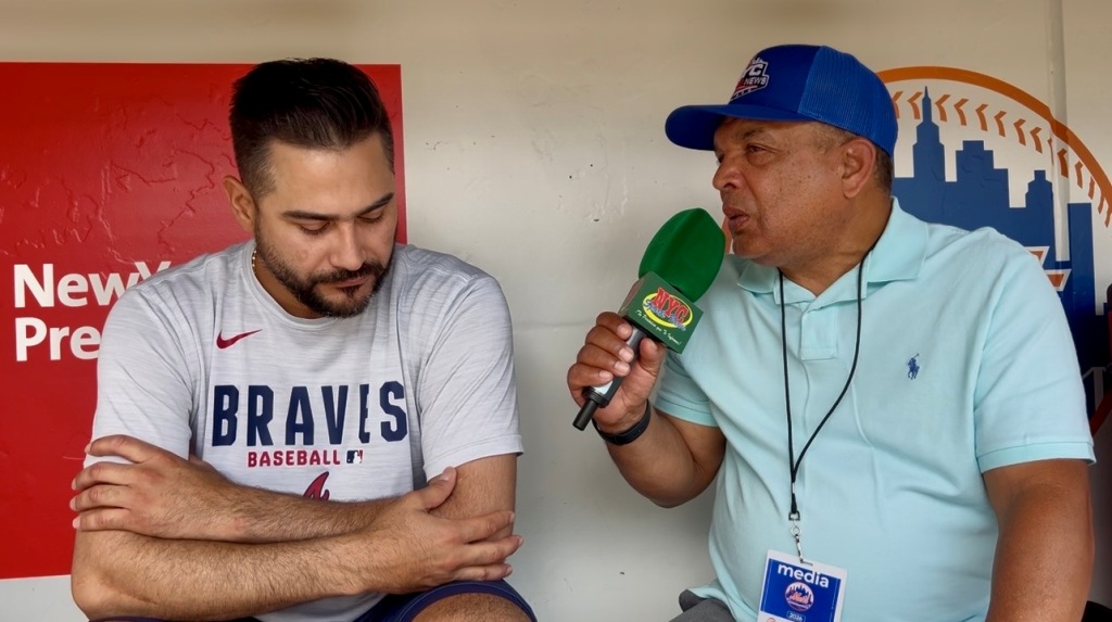 Martín Pérez le explica su situación de lesiones y su posible retiro a Agustín Zapata durante una conversación en el dogout de los Bravos en Citi Field.