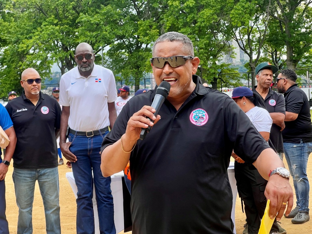 Roberto Rojas, presidente de Kennedy Car Service y del Comité de Deportes, pronuncia el discurso central durante la ceremonia inaugural del torneo número 31 de la Liga de Softbol Porfirio Reyes, celebrado en los terrenos de la calle 158 y Riverside Drive, en Manhattan.