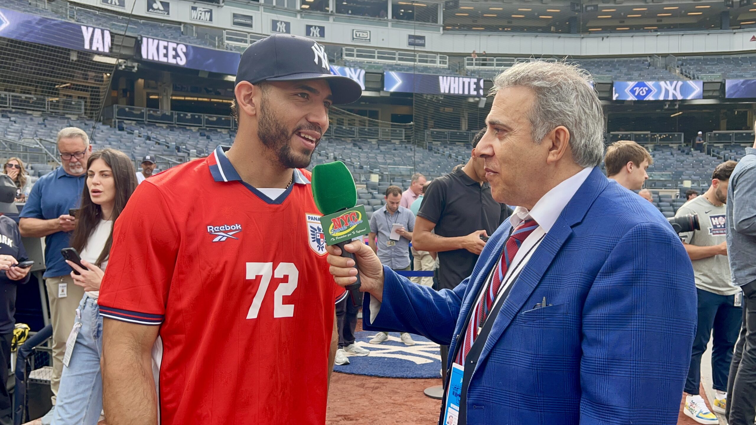 José Caballero conversa con el periodista Neftalí Medina durante una entrevista en el Yankee Stadium, donde expresó su orgullo por el debut de Panamá en la Copa Mundial de la FIFA 2026 y destacó la importancia de la Semana de la Esperanza organizada por los Yankees de Nueva York.