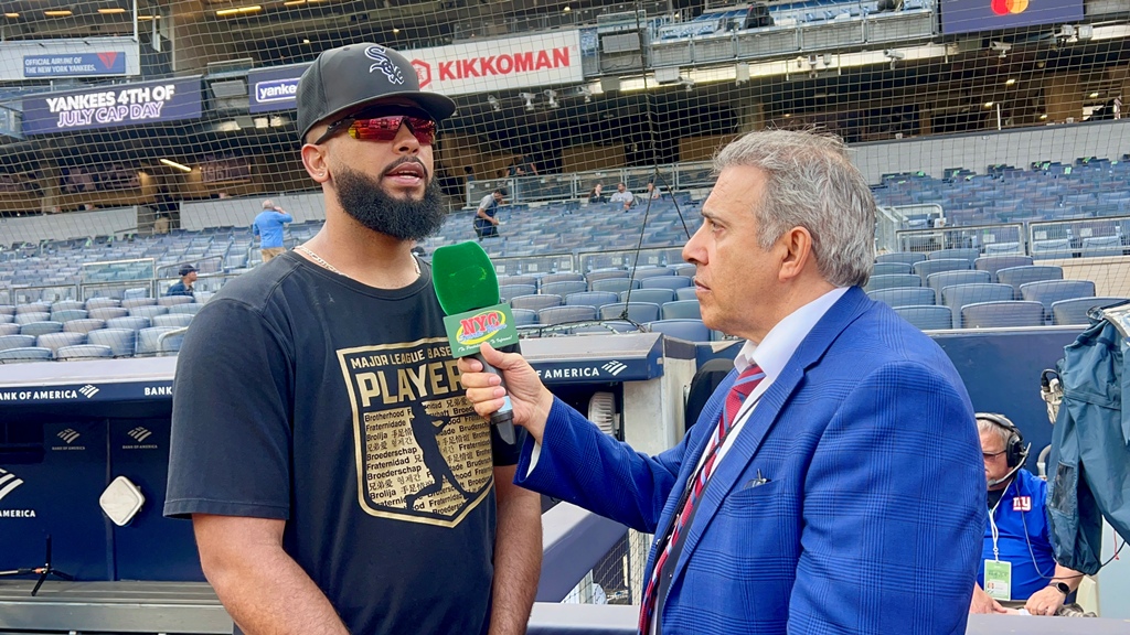 Neftalí Medina entrevista al relevista dominicano Seranthony Domínguez tras su firma con los Chicago White Sox, donde expresó su satisfacción por su nuevo equipo y su compromiso de ayudar en las últimas entradas.