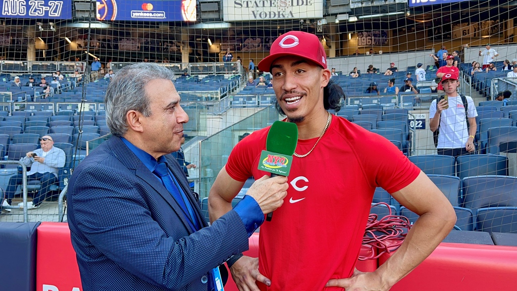 Neftalí Medina, de NYC Sports News, conversa con el prospecto puertorriqueño Edwin Arroyo durante la visita de los Rojos de Cincinnati al Yankee Stadium.