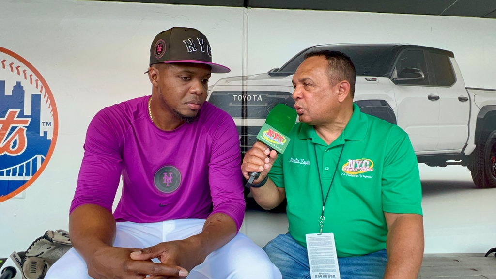 El lanzador dominicano Huascar Brazobán, de los Mets de Nueva York, conversa con el periodista Agustín Zapata, de NYC SPORTS NEWS, durante una entrevista en la que expresó su profundo pesar y solidaridad con el pueblo venezolano tras la devastación causada por los recientes terremotos.