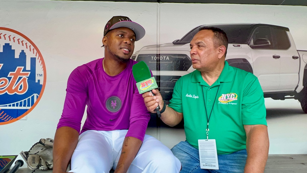 Huáscar Brazobán conversa con Agustín Zapata, de NYC SPORTS NEWS, durante una entrevista exclusiva realizada en el Citi Field.