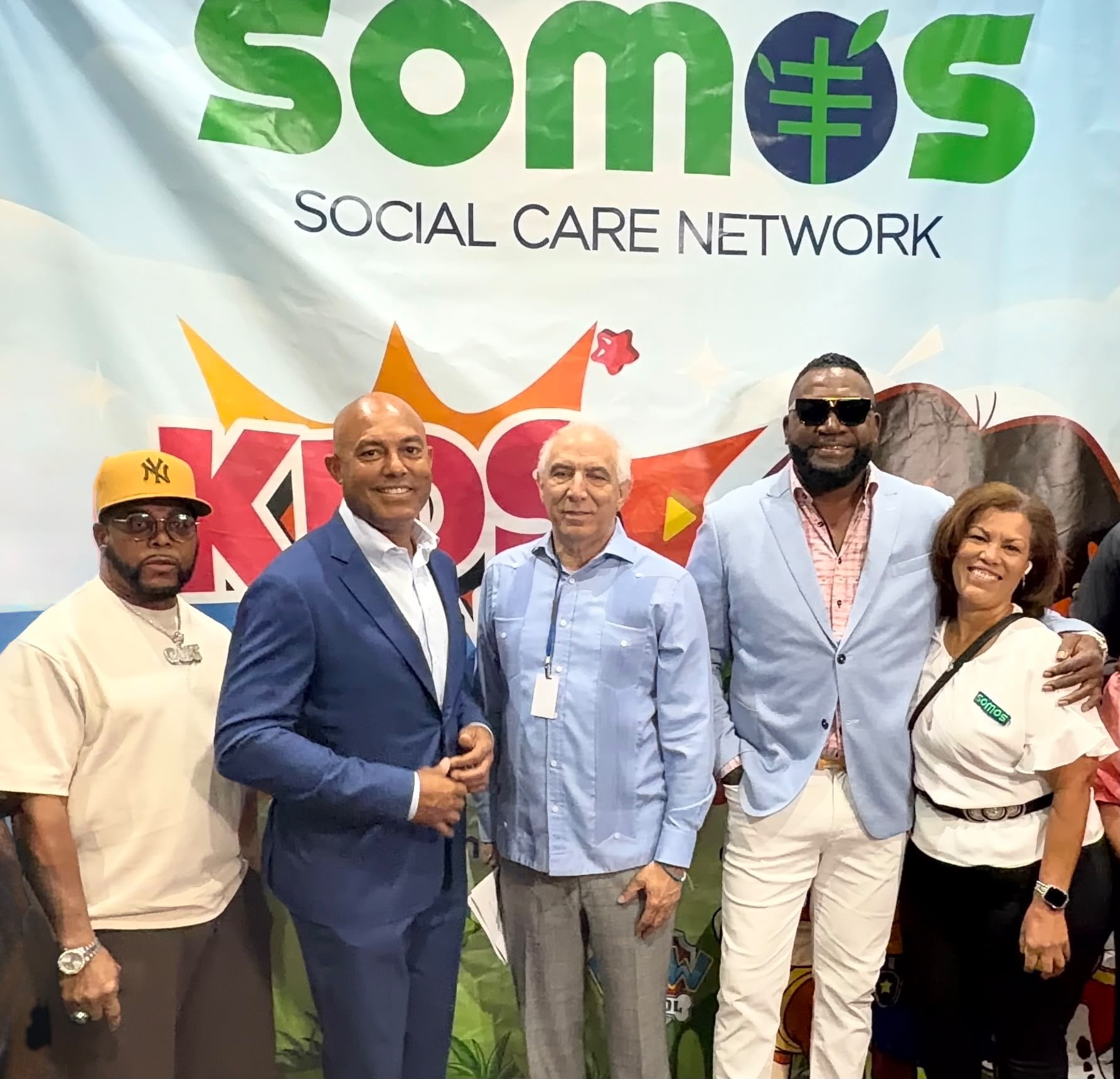 De izquierda a derecha, Mariano Rivera, el doctor Ramón Tallaj, David Ortiz y Lidia Virgil durante el lanzamiento de una iniciativa comunitaria de salud impulsada por SOMOS Social Care Network en el Bronx.