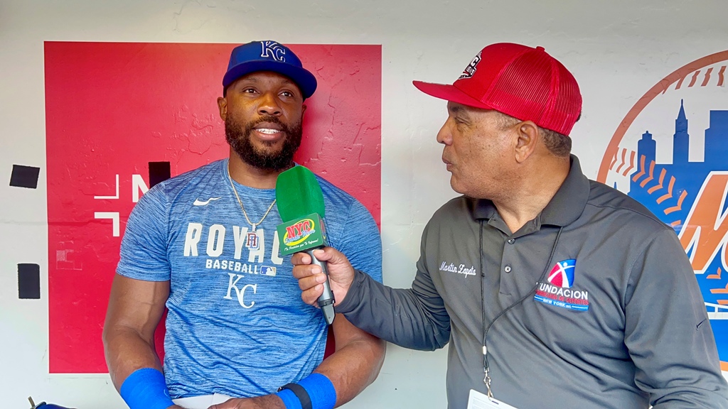Agustín Zapata, de NYC SPORTS NEWS, dialoga con Starling Marte durante su emotivo regreso a Citi Field, donde el dominicano recibió un homenaje especial de los Mets y el cariño de los fanáticos.