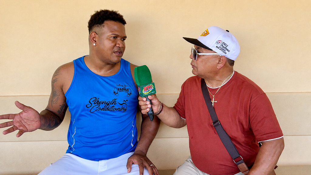 Enny Romero conversa con Agustín Zapata, editor de NYC SPORTS NEWS, tras su destacada actuación con los Granjeros de Moca, donde reiteró su compromiso de ayudar a la República Dominicana a conquistar la medalla de oro en los XXV Juegos Centroamericanos y del Caribe Santo Domingo 2026.
