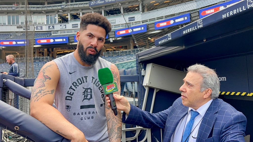 Neftalí Medina conversa con Gleyber Torres durante una entrevista en el Yankee Stadium.
