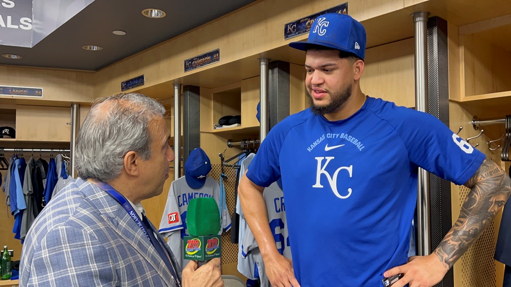 Neftalí Medina entrevista al lanzador dominicano Steven Cruz, quien comparte sus experiencias en las Grandes Ligas y su satisfacción de formar parte de los Kansas City Royals.
