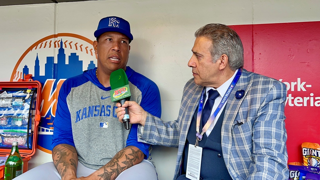 Neftalí Medina captado, conversando con Salvador Pérez en Citi Field.