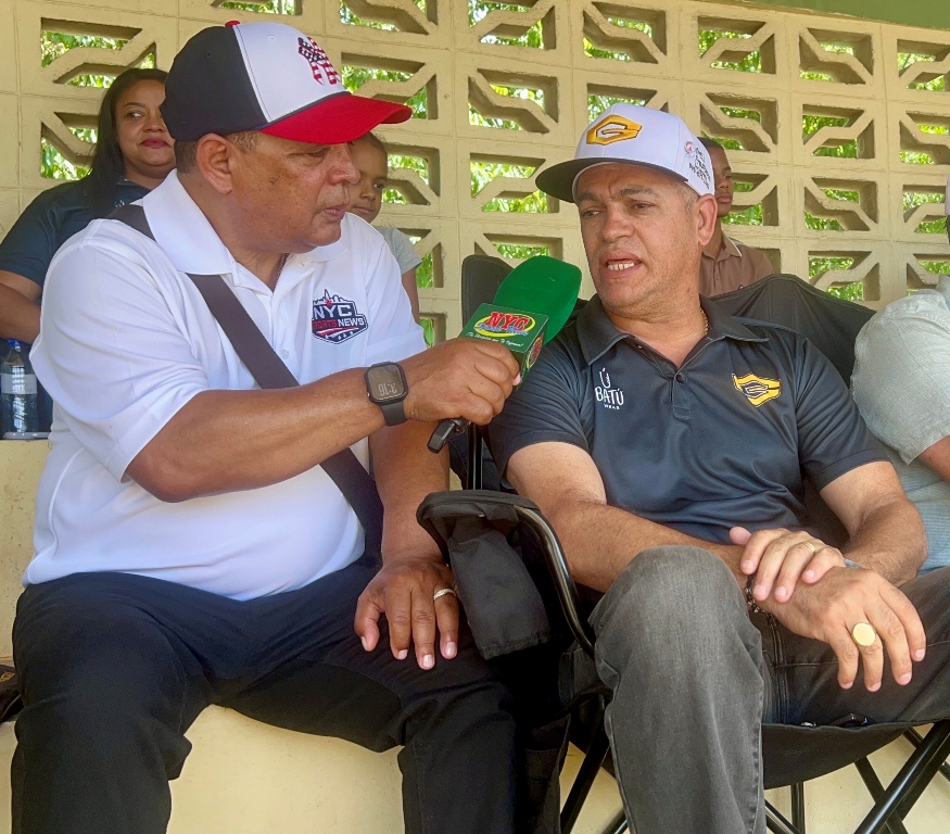 Agustín Zapata entrevista al empresario Robin Lantigua en el estadio Bragañita García de Moca, donde conversaron sobre las aspiraciones de los Granjeros y el crecimiento de la Liga Nacional de Béisbol de Verano.