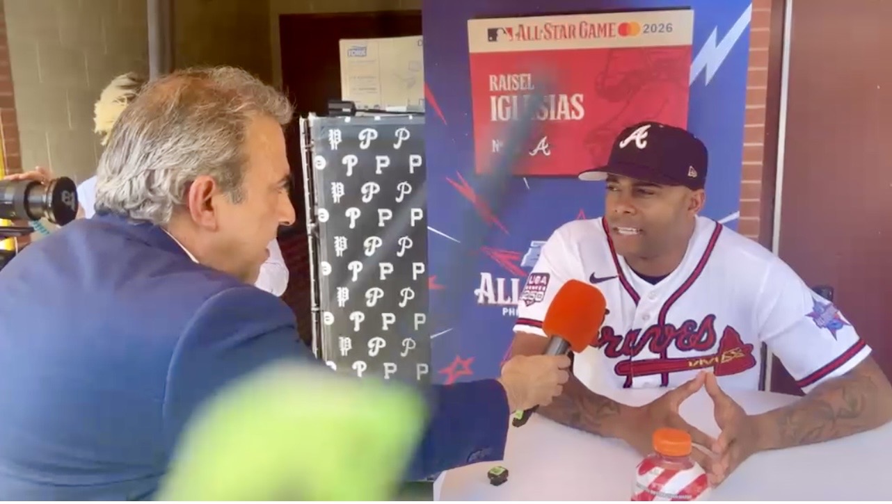 Neftalí Medina entrevista al estelar cerrador cubano Raisel Iglesias durante las actividades del Juego de Estrellas de las Grandes Ligas 2026.