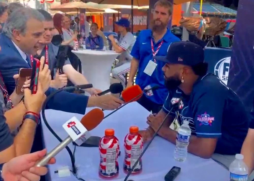 Neftalí Medina conversa con Junior Caminero durante una entrevista exclusiva para NYC SPORTS NEWS antes de su participación en el Derby de Jonrones del Juego de Estrellas.