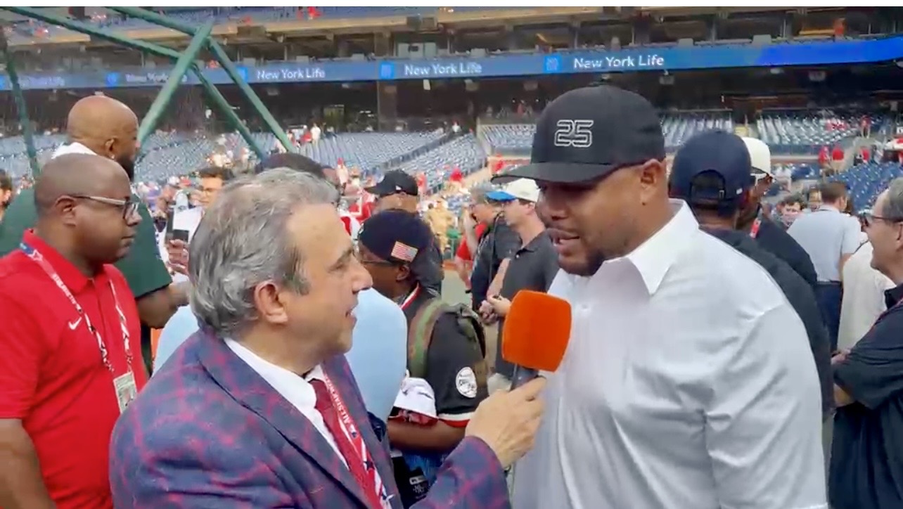 Neftalí Medina conversa con Andruw Jones, durante las festividades del Juego de Estrellas de las Grandes Ligas para NYC SPORTS NEWS.