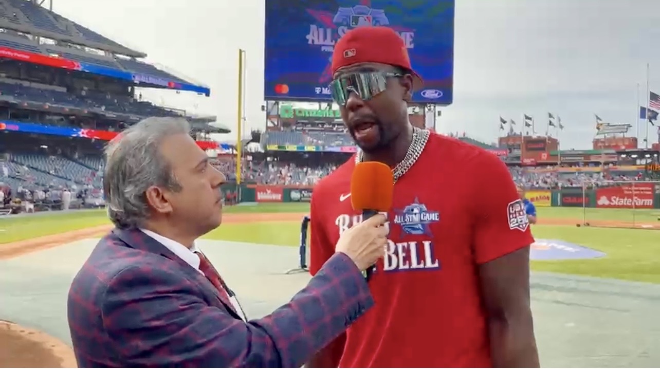 Neftalí Medina conversa con Jordan Walker después de conquistar el Derby de Jonrones durante las festividades del Juego de Estrellas.
