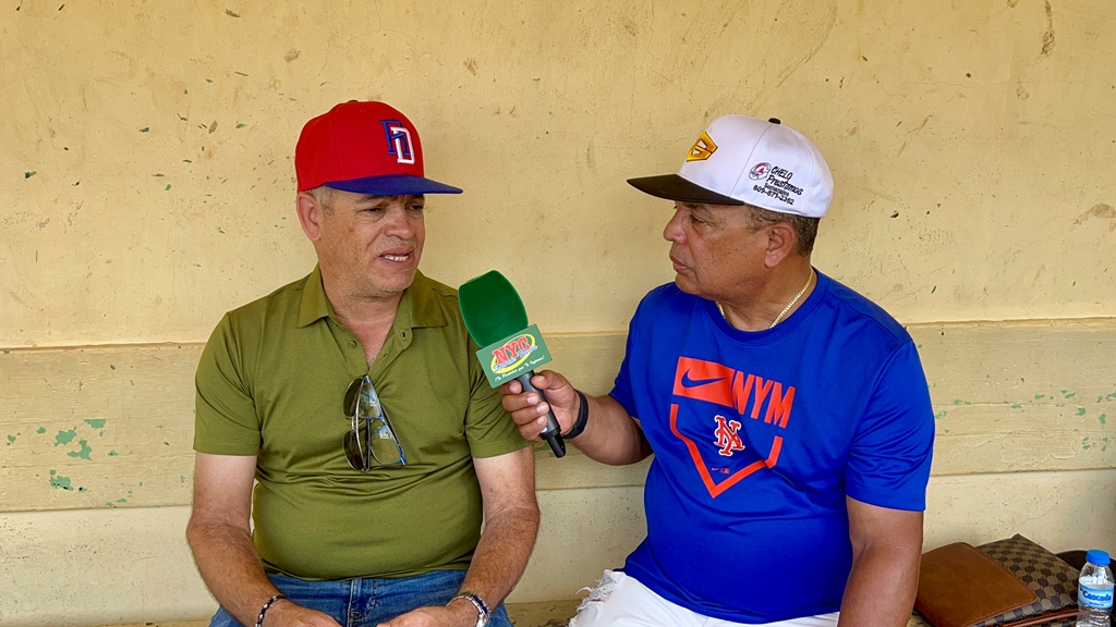 Agustín Zapata entrevista a Robin Lantigua, presidente de los Granjeros de Moca y de la Asociación de Béisbol de la provincia Espaillat, quien destacó la importancia histórica de la remodelación del Estadio Bragañita García para el futuro del béisbol mocano.