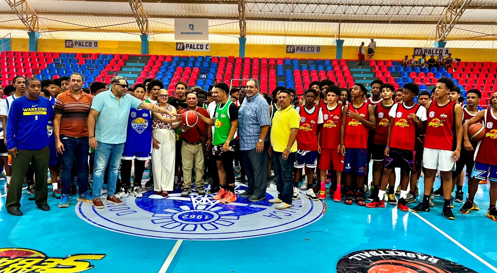 MOCA, Espaillat. – En un ambiente cargado de entusiasmo, orgullo y pasión por el deporte, la Asociación de Baloncesto de la Provincia Espaillat (ASOBAE), presidida por el licenciado Ariel Vásquez, dejó formalmente inaugurado este sábado el Torneo U-16 2026, certamen que reúne a 17 clubes y ligas de toda la provincia y que representa uno de los eventos más importantes del calendario del baloncesto formativo.

La actividad, celebrada en el Polideportivo Moca 85, congregó a autoridades deportivas, representantes del Ayuntamiento de Moca, dirigentes comunitarios, entrenadores, atletas, padres y fanáticos, quienes respaldaron masivamente el inicio de una competencia que busca continuar fortaleciendo las categorías menores del baloncesto provincial.

Desde mucho antes del acto protocolar, el escenario lucía un ambiente festivo. Los equipos participantes desfilaron y se alinearon en el centro del tabloncillo, exhibiendo con orgullo los colores de sus respectivos clubes, mientras familiares y seguidores llenaban las graderías para respaldar a los jóvenes protagonistas.

La ceremonia inició con la interpretación del Himno Nacional Dominicano, dando paso a un programa cargado de emotividad y reconocimiento al trabajo que realiza ASOBAE en favor del desarrollo deportivo de la provincia.

Las palabras de bienvenida estuvieron a cargo de José Cruz (La Tata), director técnico del torneo, quien saludó a las autoridades presentes, al Comité Ejecutivo de ASOBAE, al Ayuntamiento Municipal, a la Unión Deportiva, a la prensa y a todos los asistentes.

Durante su intervención expresó la satisfacción que representa para la institución celebrar una nueva edición del torneo.

"Una vez más, ASOBAE se llena de júbilo con la inauguración del Torneo U-16 2026, categoría año base 2010-2011."

Asimismo, agradeció el respaldo del patrocinador principal.

"Queremos agradecer siempre a Coopprospera por ese gran aporte que hace al deporte, a los diferentes sectores y, sobre todo, a la juventud."

La Unión Deportiva resaltó el trabajo de ASOBAE

El presidente de la Unión Deportiva de Espaillat, Alexander Crisóstomo, ofreció las palabras de exhortación, destacando el extraordinario trabajo que viene desarrollando la Asociación de Baloncesto durante todo el año.

Manifestó que ASOBAE es una de las asociaciones deportivas más activas de la provincia, cumpliendo cada una de las competencias programadas dentro de su calendario anual.

Igualmente reconoció el esfuerzo de los entrenadores, resaltando el papel fundamental que desempeñan en la formación deportiva y humana de los jóvenes.

"No es fácil la labor que realizan para mantener la disciplina y ese ánimo de juego en cada uno de ustedes. De verdad hay que felicitarlos."

Ariel Vásquez reafirma el compromiso con el desarrollo del baloncesto

El momento central de la ceremonia llegó con el discurso del presidente de ASOBAE, licenciado Ariel Vásquez, quien declaró oficialmente inaugurado el Torneo U-16 2026.

Vásquez destacó que el principal objetivo de la institución continúa siendo fortalecer todas las categorías menores e integrar cada vez más clubes y ligas al movimiento organizado del baloncesto.

Agradeció de manera especial al patrocinador oficial de las categorías menores por el respaldo brindado al torneo y por facilitar las camisetas que lucen los atletas participantes.

También exhortó a los jugadores a competir con disciplina, compañerismo y respeto, recordándoles que los estudios deben mantenerse siempre como prioridad.

Durante su intervención hizo un recuento del amplio programa de actividades desarrollado por ASOBAE durante el año.

"Ya realizamos los torneos Mini Benjamín, Mini Basket y U-14; hoy iniciamos el U-16, y posteriormente celebraremos el Torneo Superior, el torneo femenino y el U-18."

El dirigente deportivo también agradeció el respaldo permanente de la Unión Deportiva, el Ayuntamiento Municipal, dirigentes deportivos y colaboradores que hacen posible cada una de las actividades de la asociación.

Uno de los momentos más emotivos de su discurso fue cuando recordó que ASOBAE fue reconocida el pasado año por FEDOMBAL como la mejor asociación de baloncesto del país, distinción que, según afirmó, representa un compromiso aún mayor para seguir trabajando por el desarrollo del deporte.

Finalmente, reconoció la labor diaria que realizan los entrenadores y dirigentes de clubes.

"Sin el esfuerzo de nuestros entrenadores y dirigentes deportivos, este torneo simplemente no sería posible."

Una ceremonia llena de simbolismo

El acto también contó con la bendición del evento, realizada por Belyinet Camacho, miembro del comité organizador de ASOBAE.

Posteriormente se dirigió a los presentes Emmanuel Guzmán, director de Deportes del Ayuntamiento de Moca, representando al alcalde Guarocuya Cabral, quien reiteró el respaldo de la institución municipal a las iniciativas deportivas que benefician a la juventud de la provincia.

El juramento deportivo fue realizado por el atleta Rudison Camelio, integrante del club José Horacio Rodríguez, comprometiéndose, en nombre de todos los participantes, a competir con honestidad, respeto y espíritu deportivo.

Uno de los momentos más aplaudidos de la tarde fue el saque de honor, efectuado por el periodista Martín Zapata, invitado especial de la ceremonia.

Diecisiete clubes buscan la corona

En esta edición participan representativos de diversos sectores y comunidades de la provincia Espaillat, reflejando el constante crecimiento del baloncesto menor.

Entre los clubes participantes figuran:

San Sebastián
San Sebastián B
Pueblo Arriba
Juan Pablo Duarte
José García
Los Maestros
José Cruz
La Isleta
Monte de la Jagua
José Horacio Rodríguez
Don Bosco
Rodrigo Cervantes
La Cancha
además de otros equipos y ligas afiliadas a ASOBAE.

La presencia de 17 organizaciones deportivas confirma el notable desarrollo que ha experimentado el baloncesto de formación en la provincia, consolidando a Espaillat como una de las principales plazas del deporte del aro y el balón en la República Dominicana.

Con el saque inicial quedó oficialmente en marcha un torneo que promete varias semanas de intensa competencia, sana convivencia y oportunidades para que decenas de jóvenes continúen desarrollando su talento dentro y fuera de la cancha, manteniendo vivo el compromiso de ASOBAE con la formación integral de las nuevas generaciones del baloncesto dominicano.
