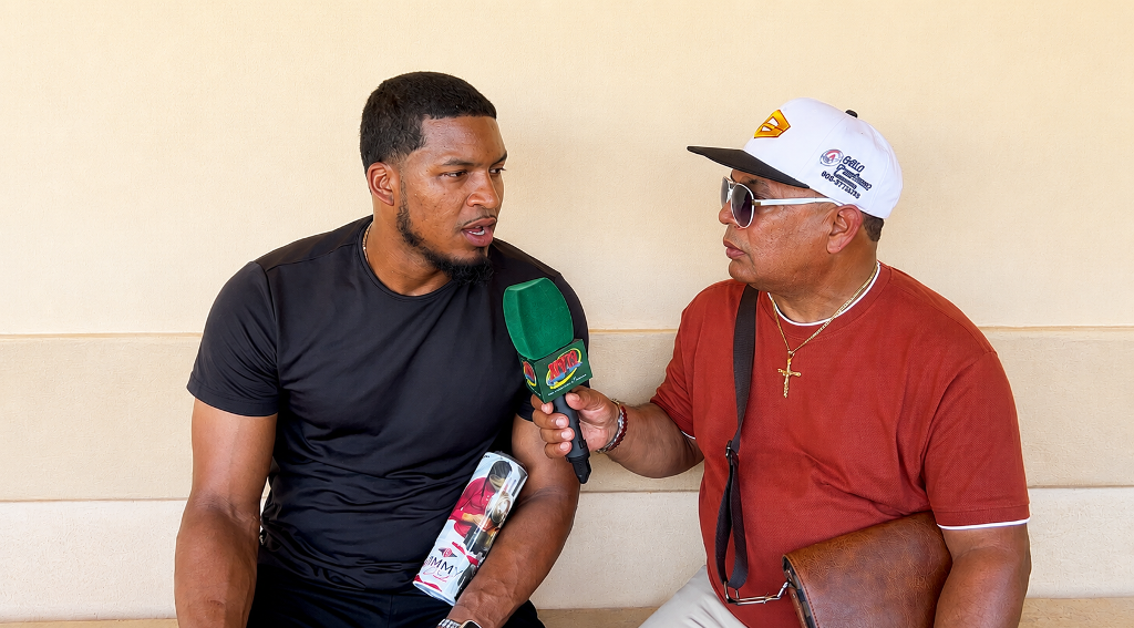 Jimmy Paredes conversa con Agustín Zapata, editor de NYC SPORTS NEWS, tras su debut con los Granjeros de Moca. El veterano pelotero destacó el nivel competitivo del equipo y reiteró su compromiso de representar con orgullo a la República Dominicana en los XXV Juegos Centroamericanos y del Caribe Santo Domingo 2026.