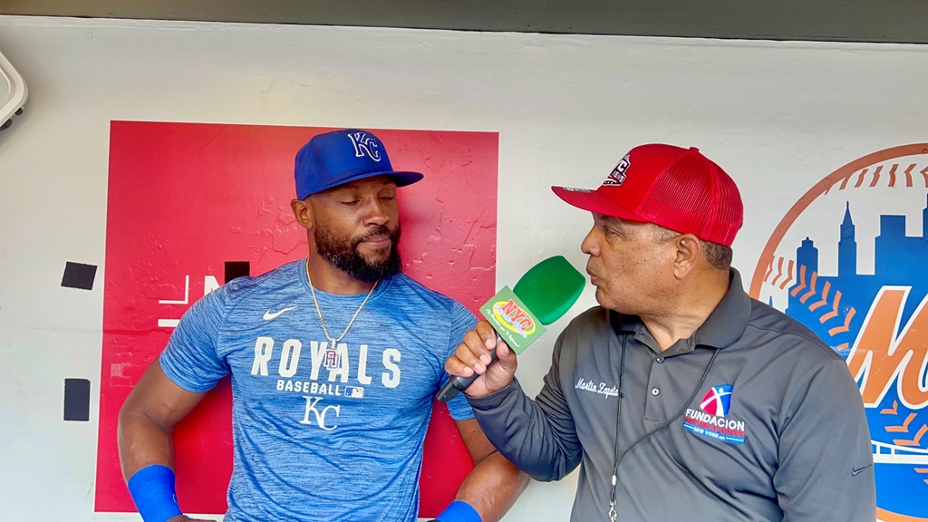 Starling Marte escucha atentamente a Agustín Zapata durante la entrevista, mientras responde una de las preguntas sobre su trayectoria y experiencia en las Grandes Ligas.