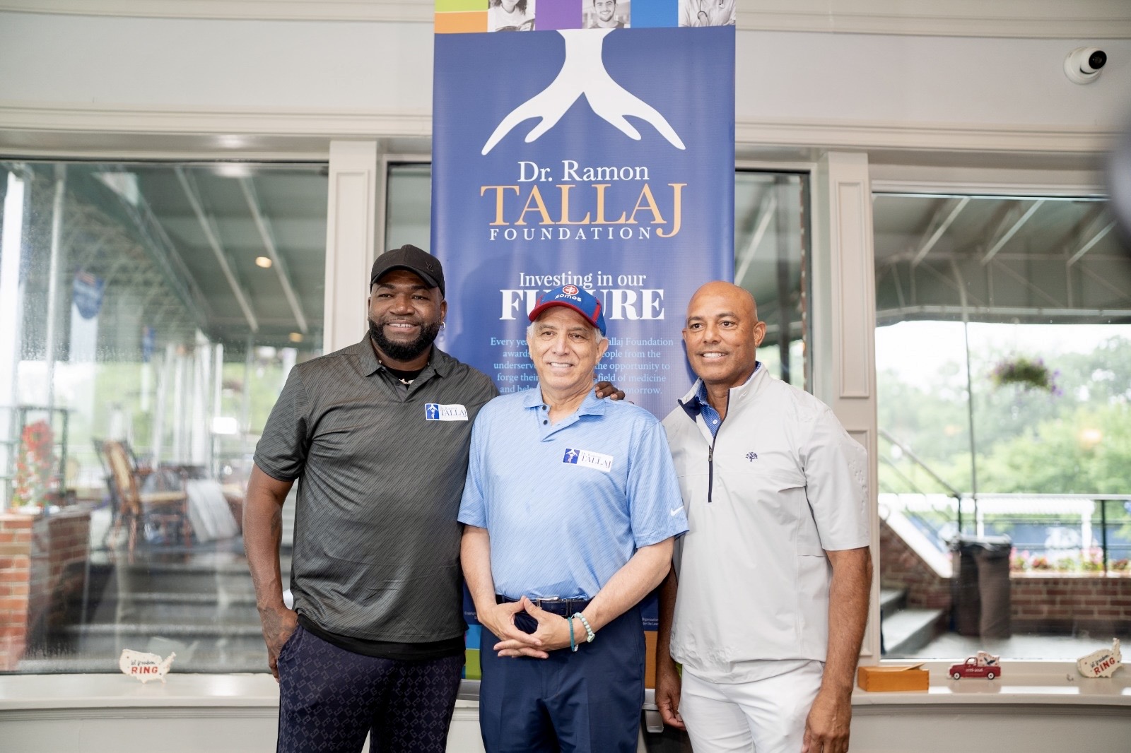 David Ortiz y Mariano Rivera, dos leyendas inmortales de las Grandes Ligas, junto al doctor Ramón Tallaj durante un encuentro que reunió a grandes figuras del béisbol y del deporte.