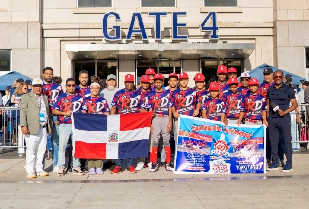 Niños y jóvenes de la Liga José Ventura posan frente al Yankee Stadium, guardando para el recuerdo una de las experiencias más especiales de su gira por Nueva York. / Imagen crédito de Cortesía de Jonathan González