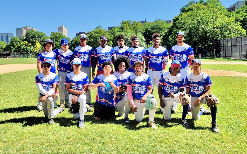 Integrantes del seleccionado Bombers, listos para disputar la gran final de béisbol de los II Juegos Juan Pablo Duarte.